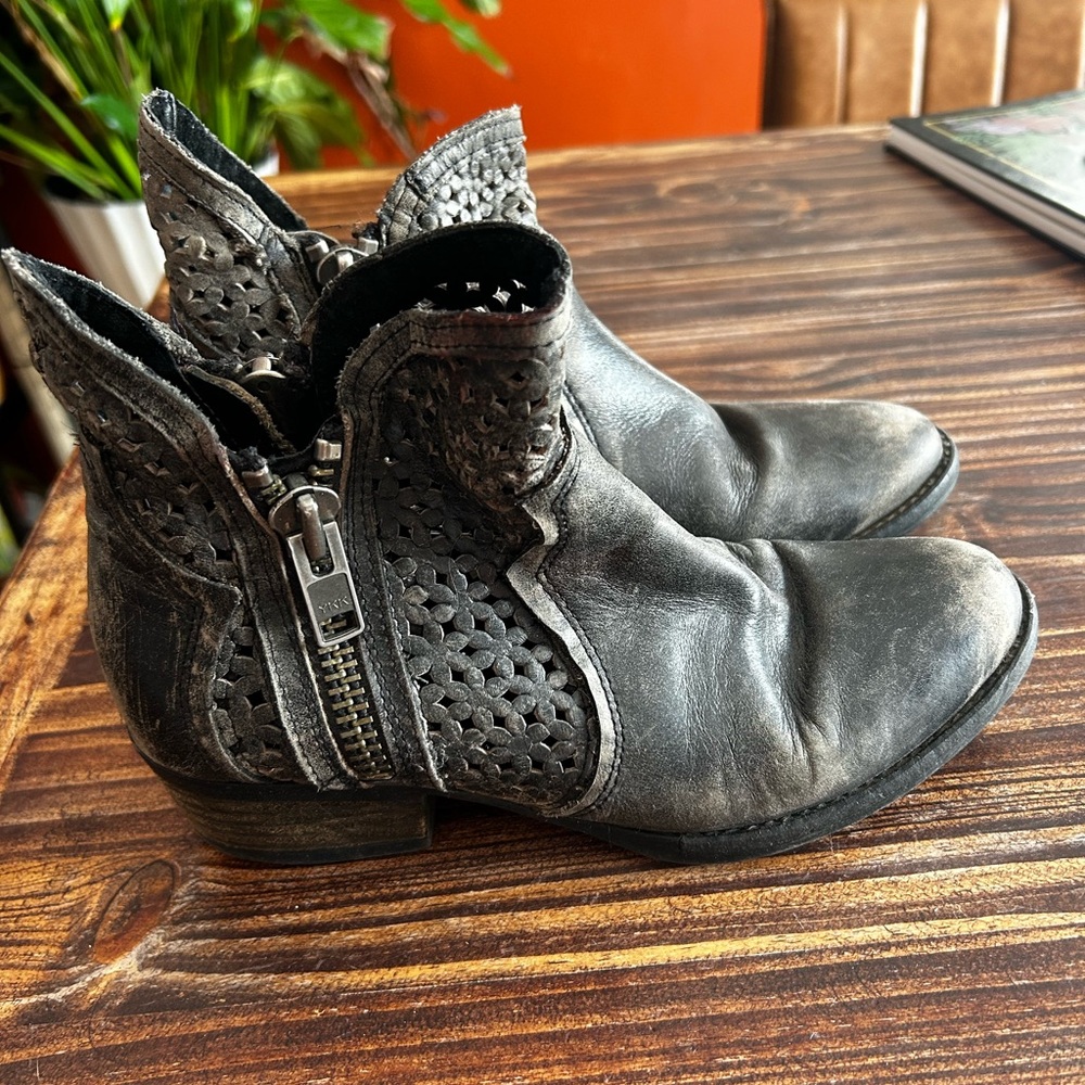 Circle G Black Leather Boots - Picture 2 of 7